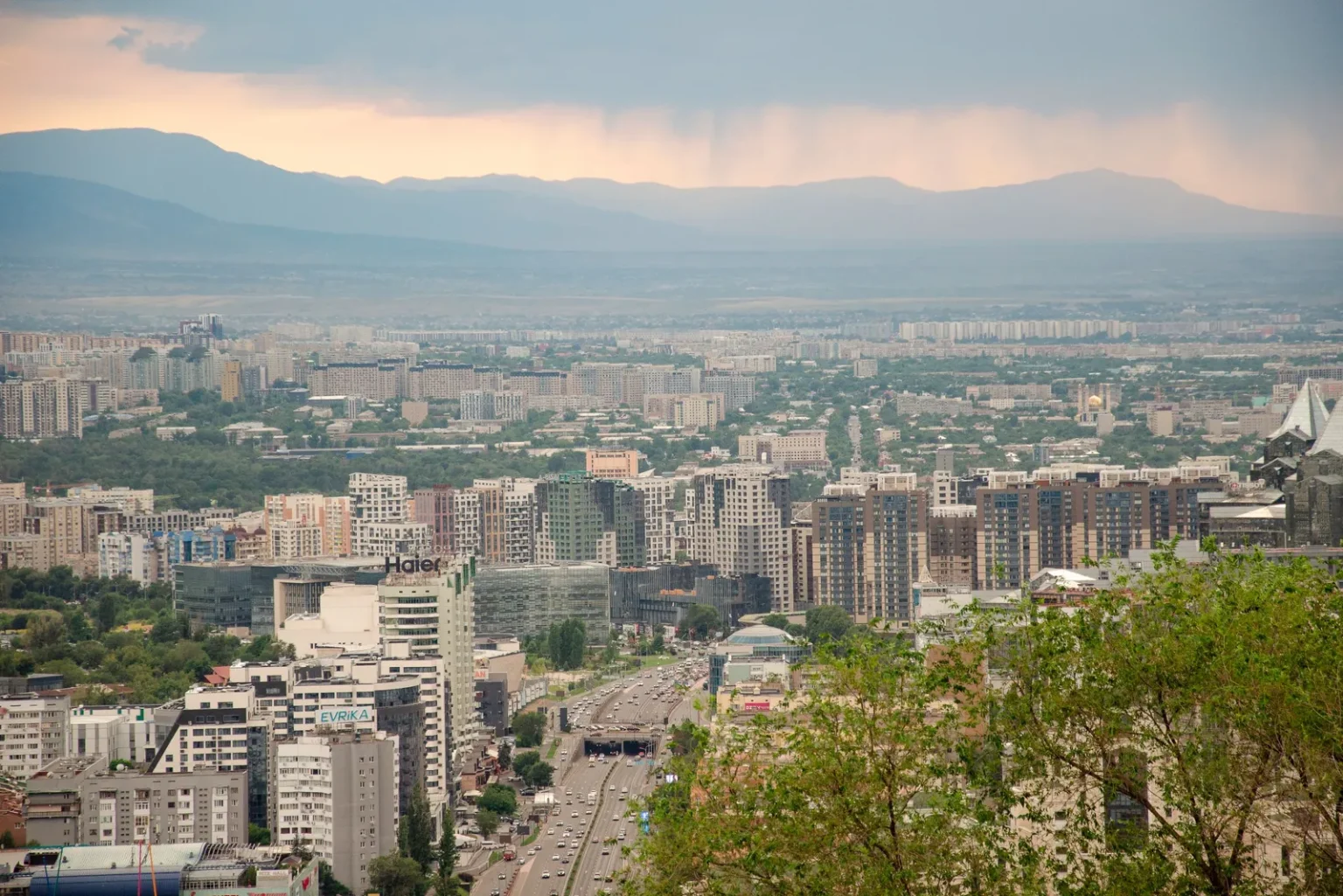 Панорама Алматы с горами на заднем плане